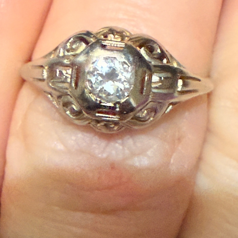 Art Deco from the 1920-30s
Antique 18kt white gold Women's Ring 7 1/2 has video - Picture 3 of 17